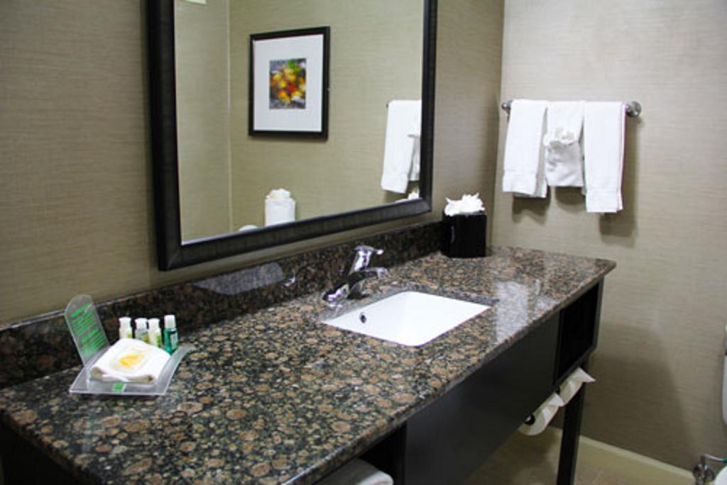 Holiday Inn Charlotte University By Ihg Exterior foto